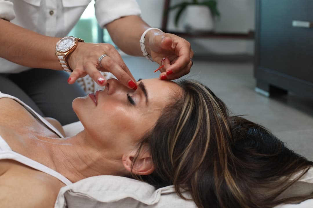 découvrez l'acupuncture, une méthode de médecine traditionnelle chinoise qui utilise des aiguilles fines pour stimuler des points précis du corps, favorisant ainsi la guérison, le bien-être et l'équilibre énergétique. explorez ses bienfaits pour soulager le stress, la douleur et améliorer votre santé globale.