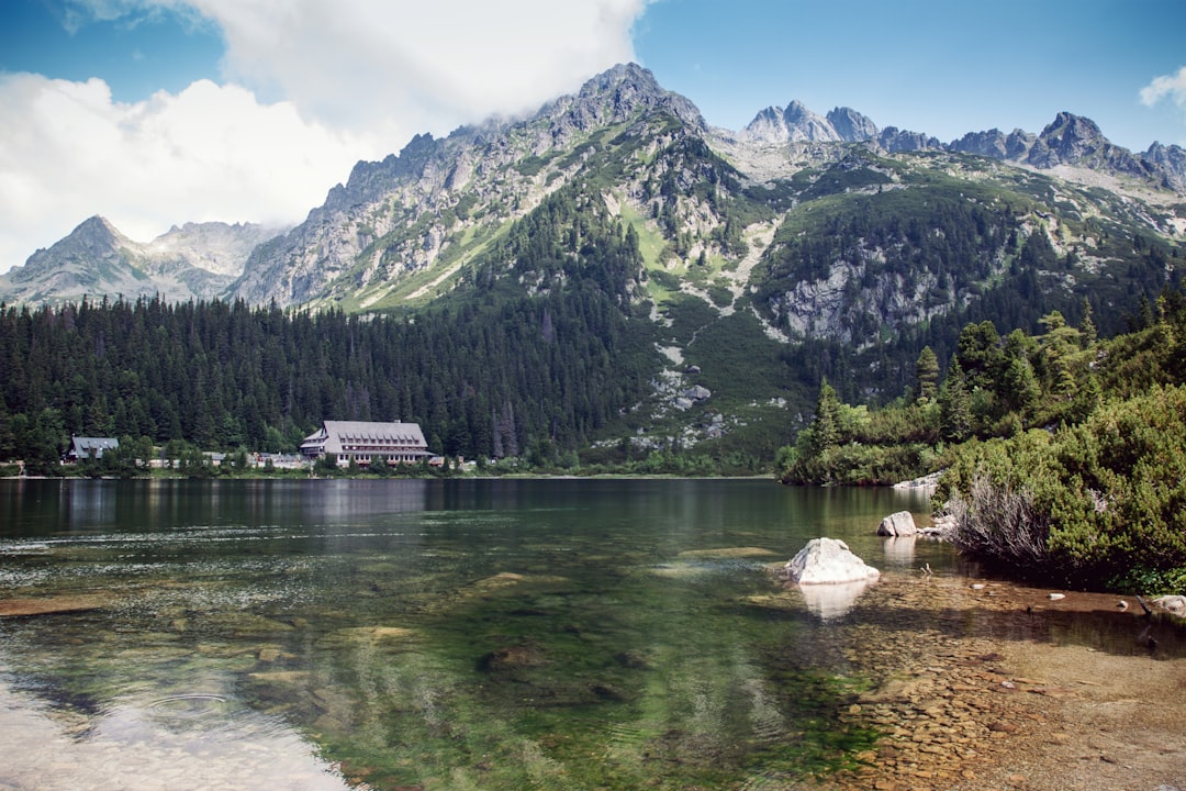 offrez-vous une échappée belle en pleine nature avec notre refuge en montagne, idéal pour se ressourcer, se reconnecter avec soi-même et profiter de panoramas à couper le souffle. parfait pour les amateurs de randonnée, de détente et d'aventure.