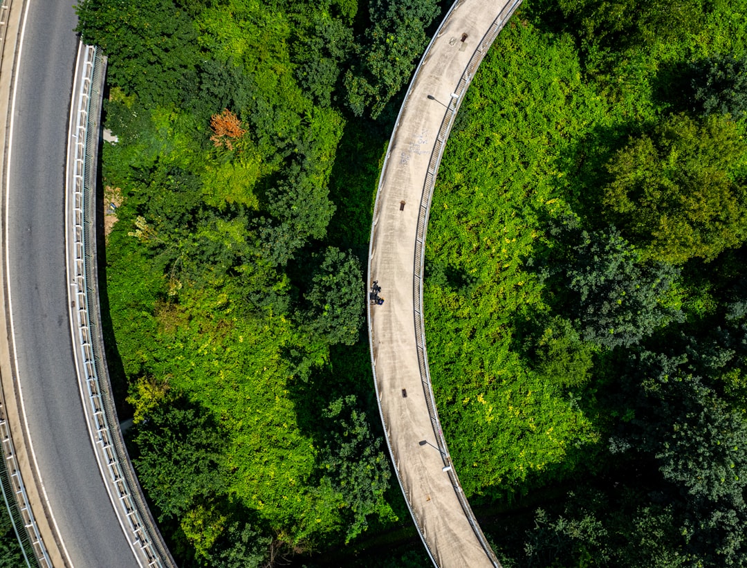 découvrez les routes panoramiques qui vous émerveilleront par leurs paysages à couper le souffle. parfaites pour les amoureux de la nature et les aventuriers, ces itinéraires pittoresques vous invitent à explorer des vues imprenables, des villages charmants et des trésors cachés. préparez votre prochaine escapade sur des routes qui racontent une histoire !